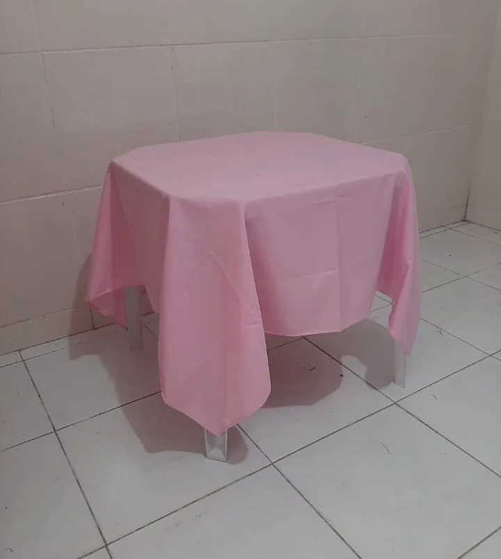 Mesa cavalete com toalha branca e sobreposição laranja